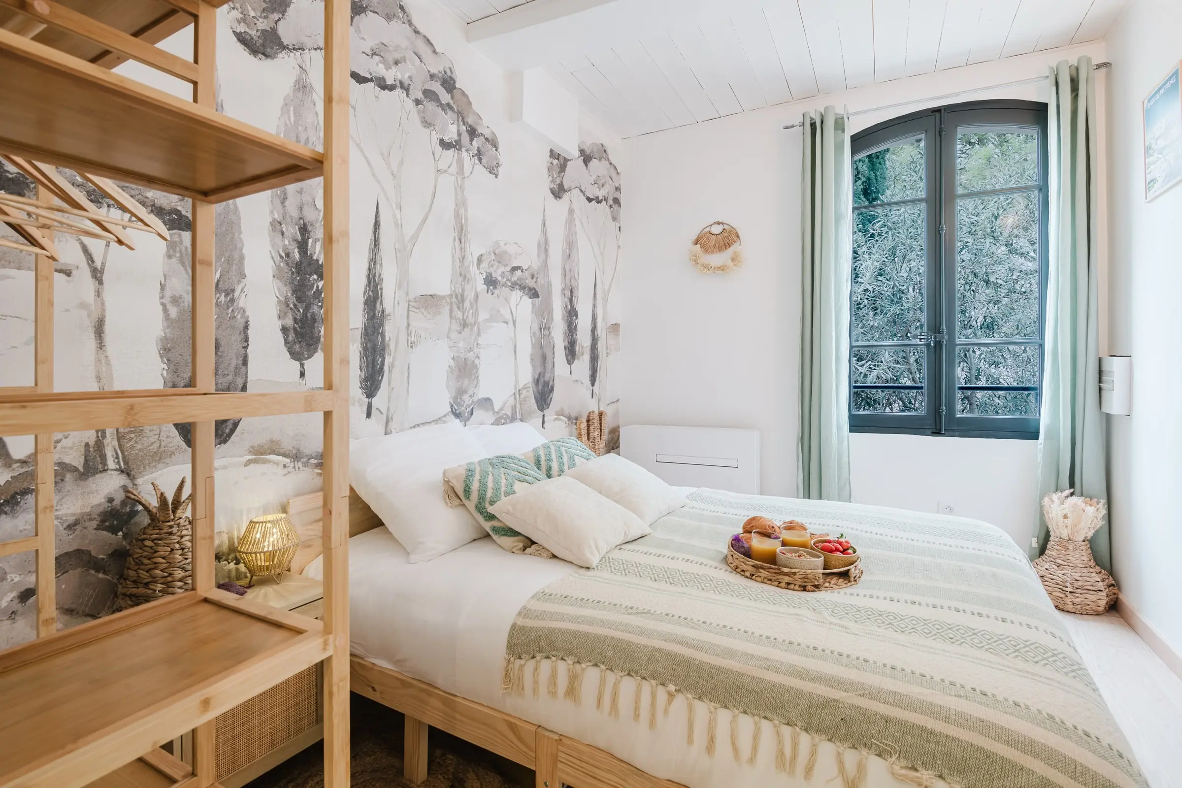 Lavande Évasion — Chambre climatisée, fresque cyprès