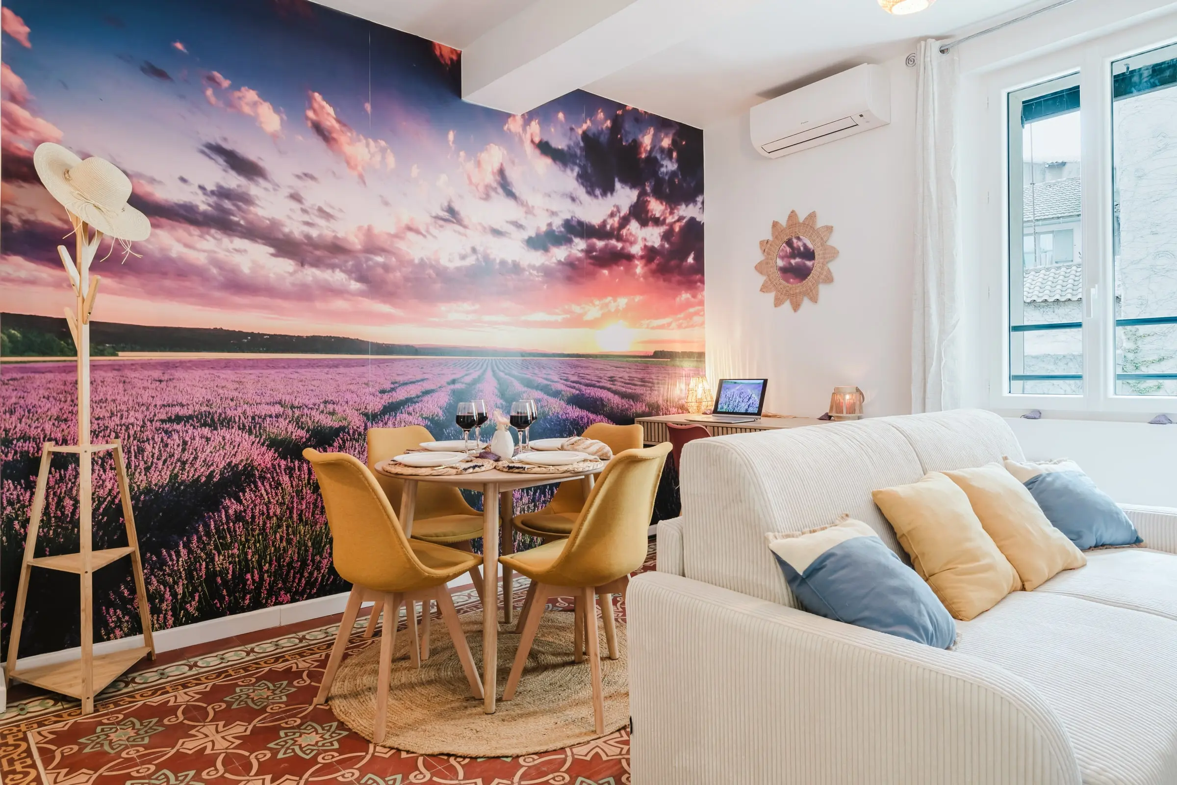 Lavande Évasion — Salon avec fresque champ de lavande